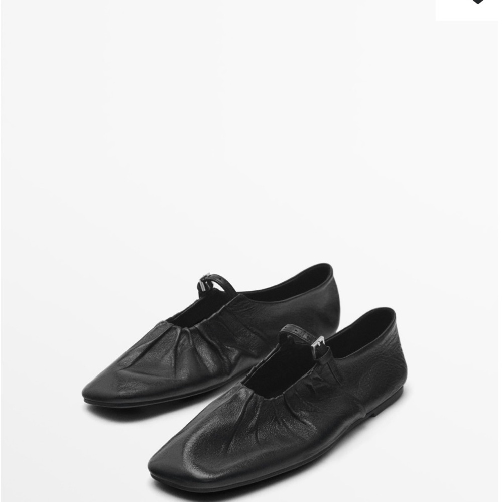 LEATHER BALLET FLATS WITH GATHERED DETAIL IN
BLACK
